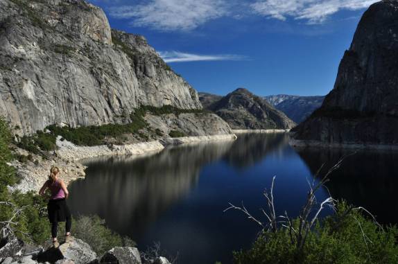 Admirando a beleza do vale de Hetch-Hetchy, no Yosemite National Park, na Califórnia, nos Estados Unidos